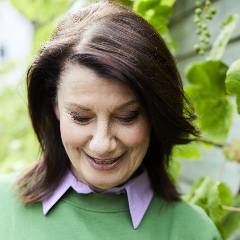 Wilma Vervoort in de tuin